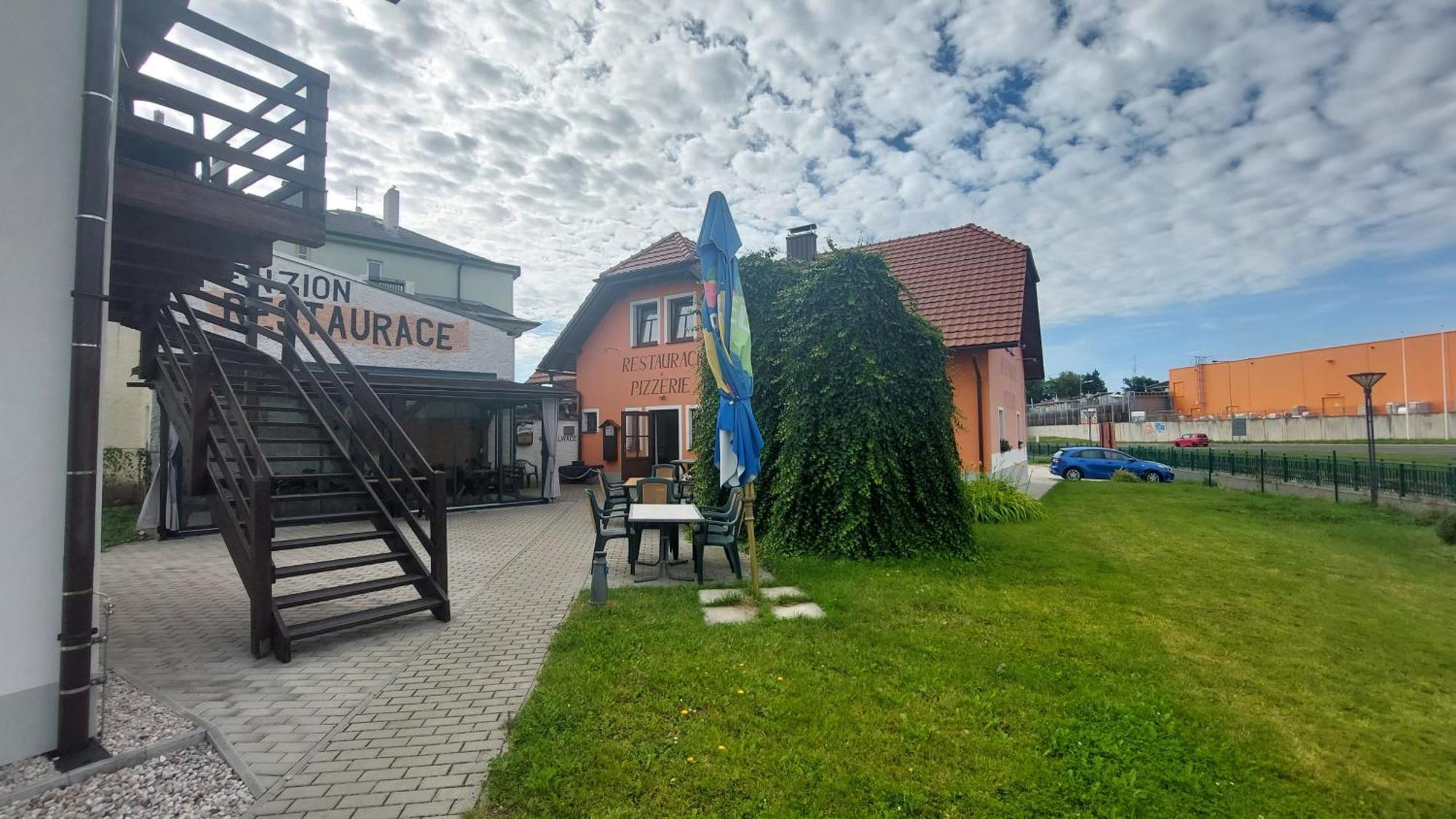 Penzion A Restaurace U Strnada Klatovy Zewnętrze zdjęcie