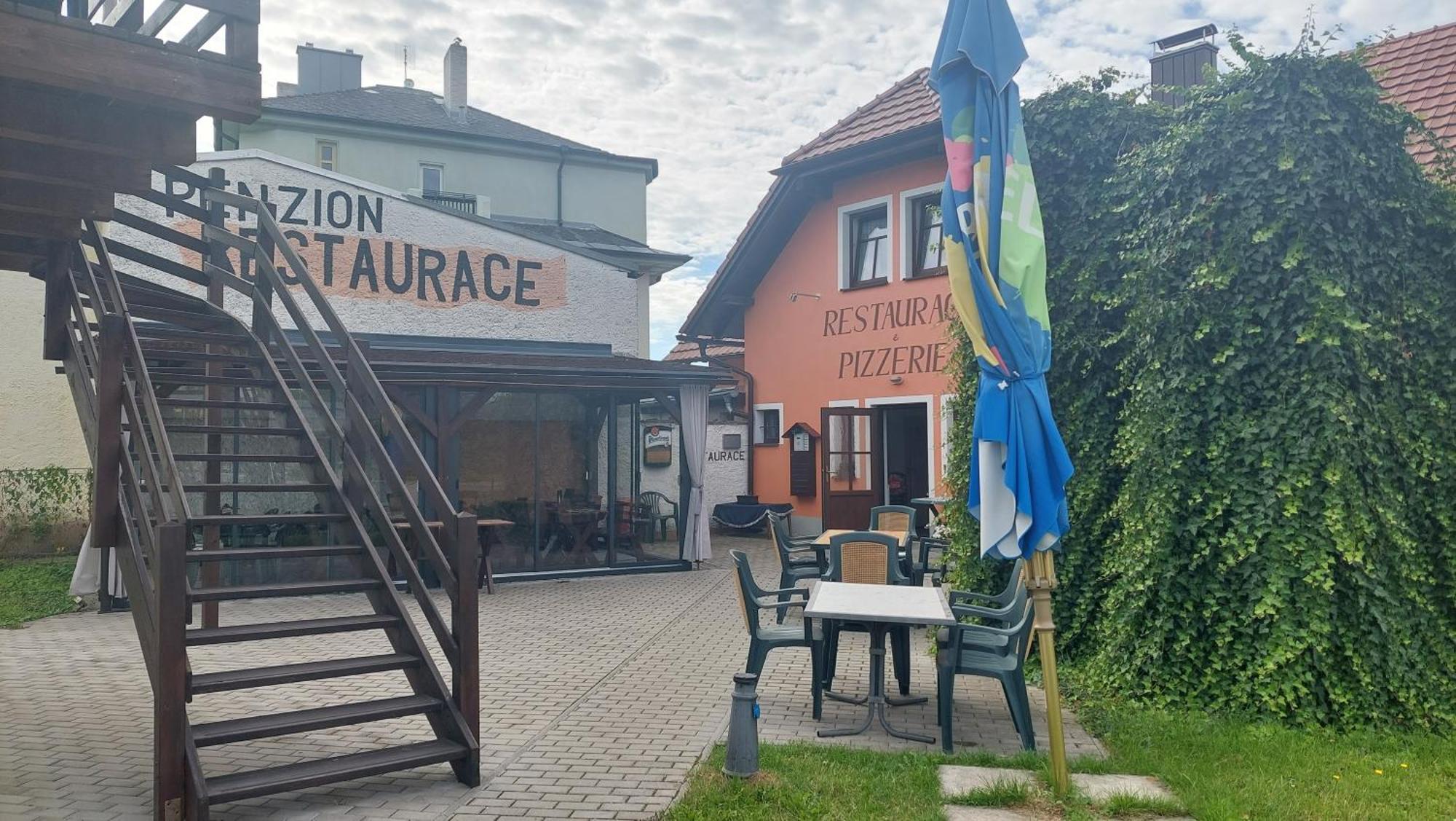 Penzion A Restaurace U Strnada Klatovy Zewnętrze zdjęcie